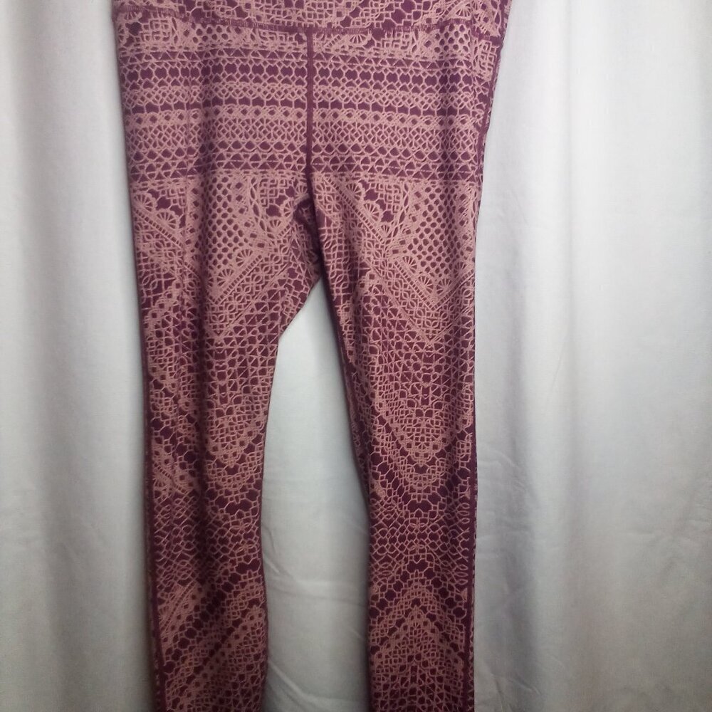 Fabletics Leggings Women M Cropped Capri Athletic Active Patterned Pink